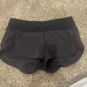 LULU SPEED UP SHORTS SIZE 4 LOWRISE